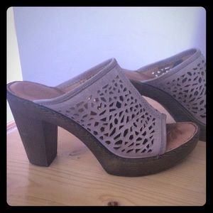 Born taupe leather cut out sandals, size 8