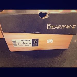 new in box with tags women's size 9 bearpaw boots