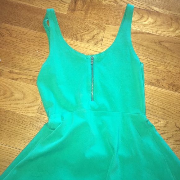 Green Express Dress - Picture 3 of 4