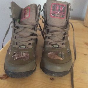 Under Armour Camo boots size 8