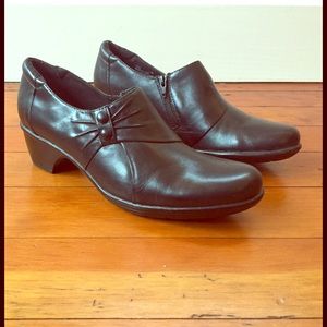 Like new Clarks low booties US 8.5