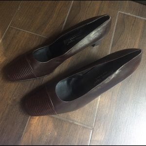 Etienne Aigner brown pumps