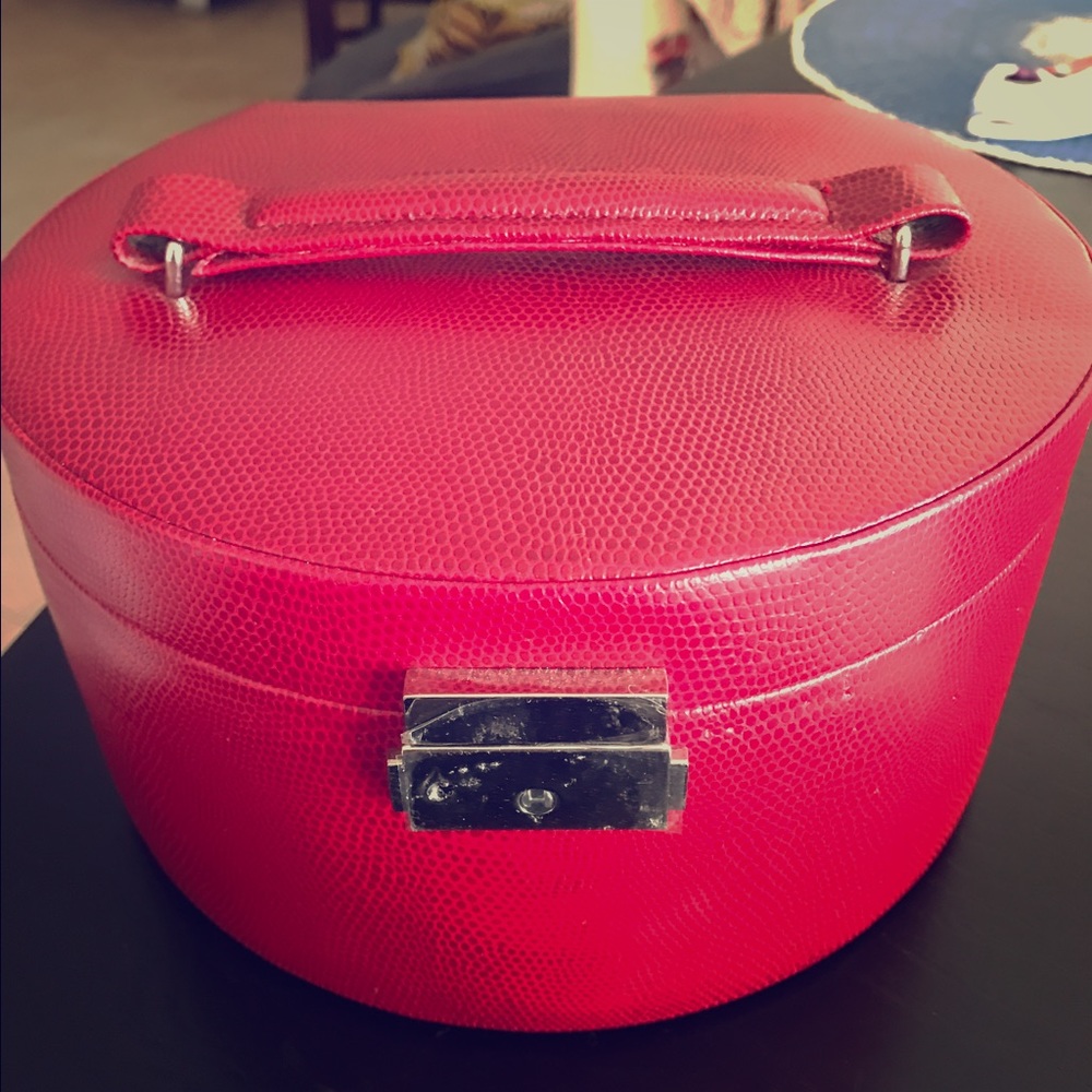 Jewelry box and store. Brand new with lock key!