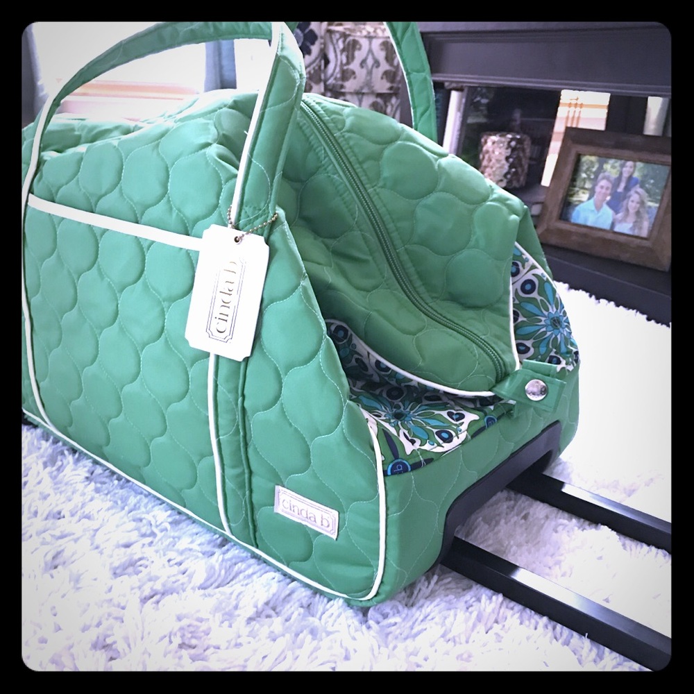 Cinda b Carry On Rolly in Verde Bonita
