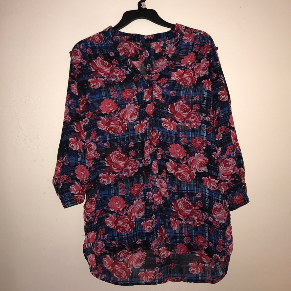 🎉SALE🎉 Floral button up blouse .