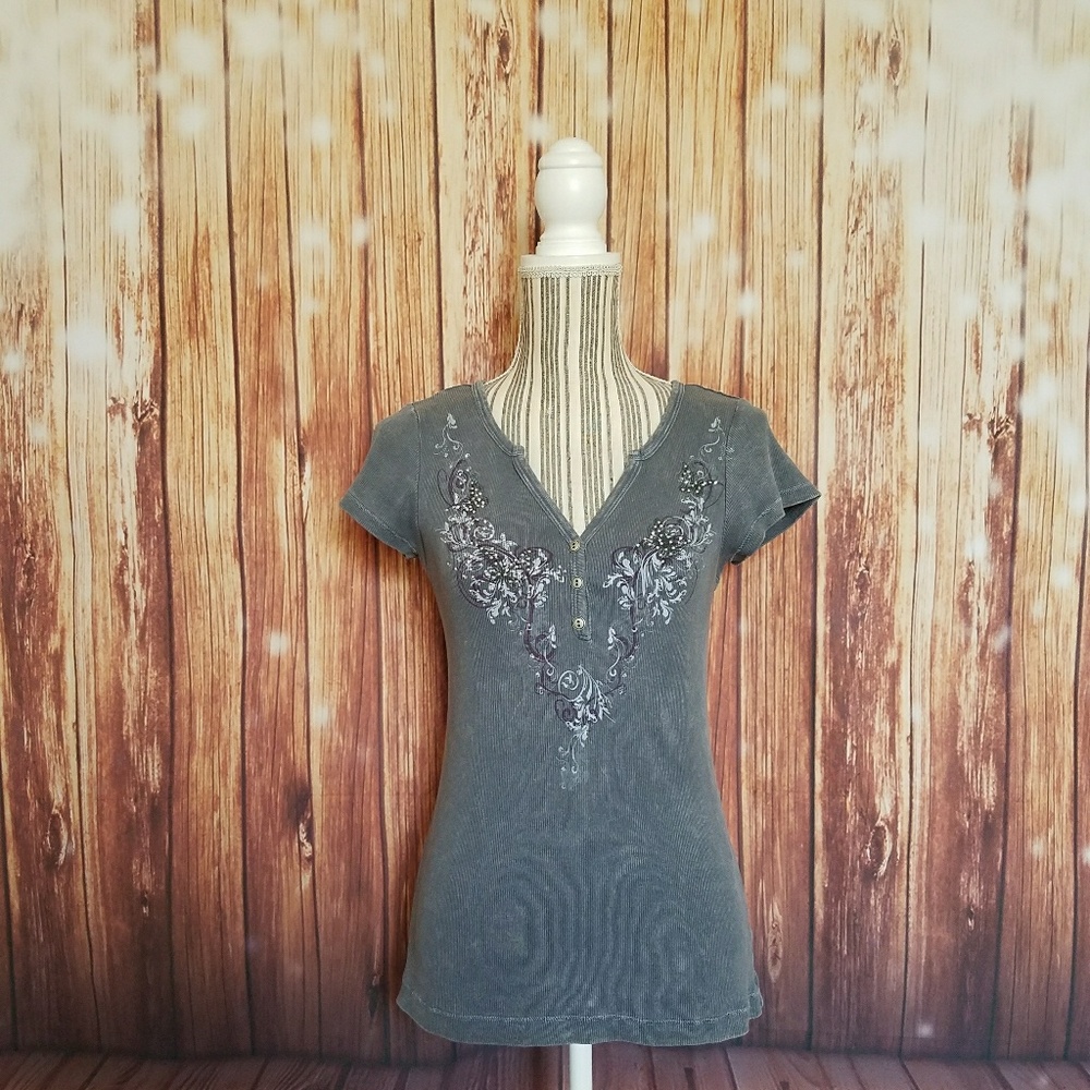 S/S Ribbed Beaded Graphic V-Neck Shirt