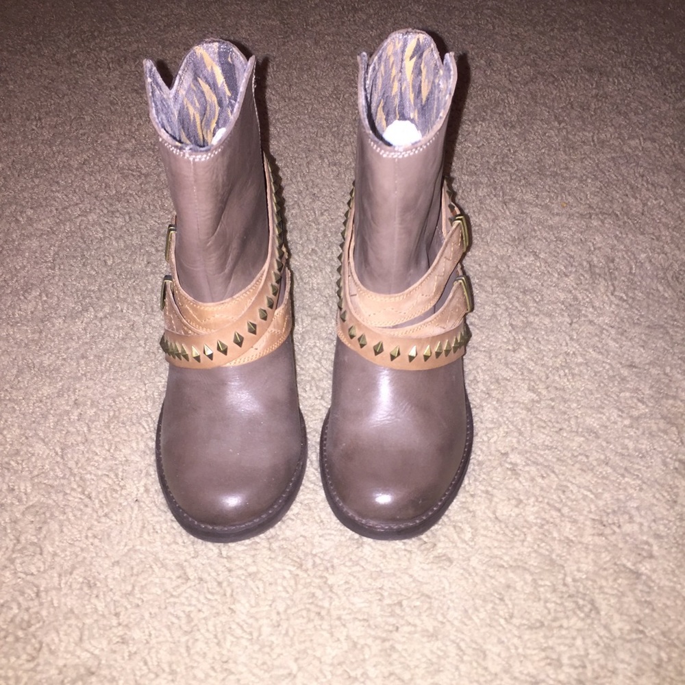 Ankle boots size 6.
