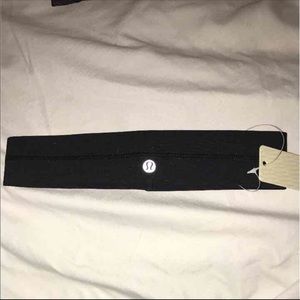 SOLD BNWT black LULU HEAD BAND