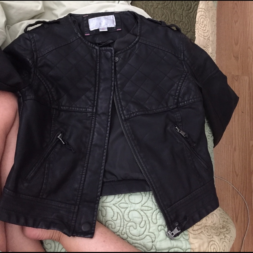 Too small - Picture 3 of 4