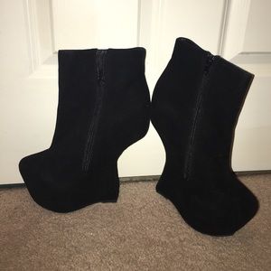 Heeless Suede Boots
