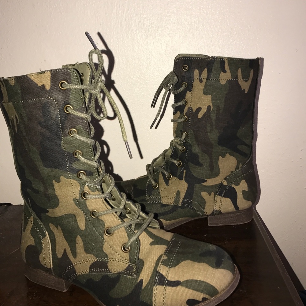 Camouflage combat boots .