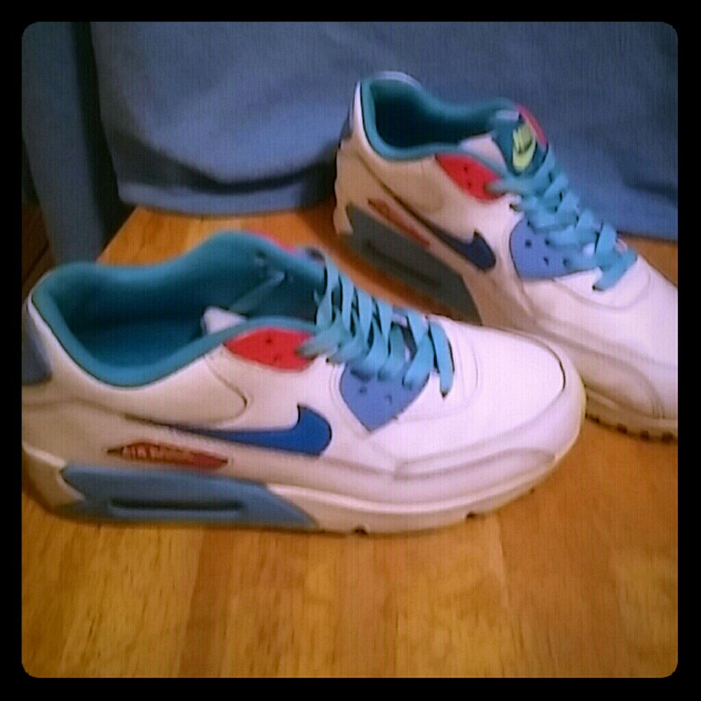 HUGE BLOWOUT SALE$ ON AIR MAX RUNNING SHOES