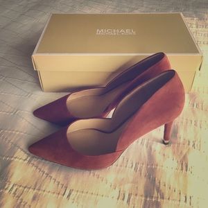 MICHAEL Michael Kors Ashby Suede Pumps Brick