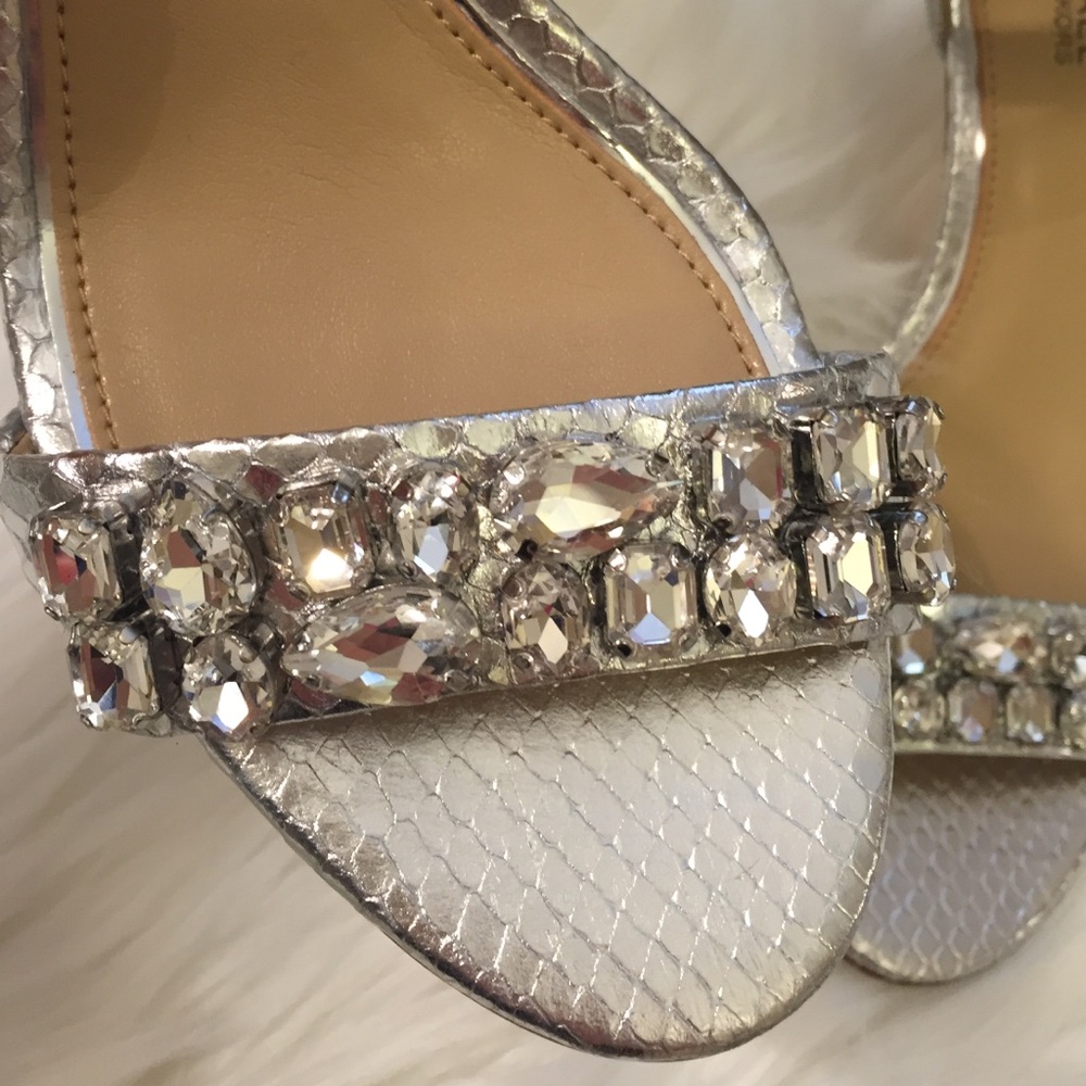 ✨ Flash Sale✨ NWT Michael Kors Silver Heels - Picture 3 of 4