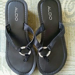 ALDO BLACK FAUX LEATHER WEDGE SANDALS