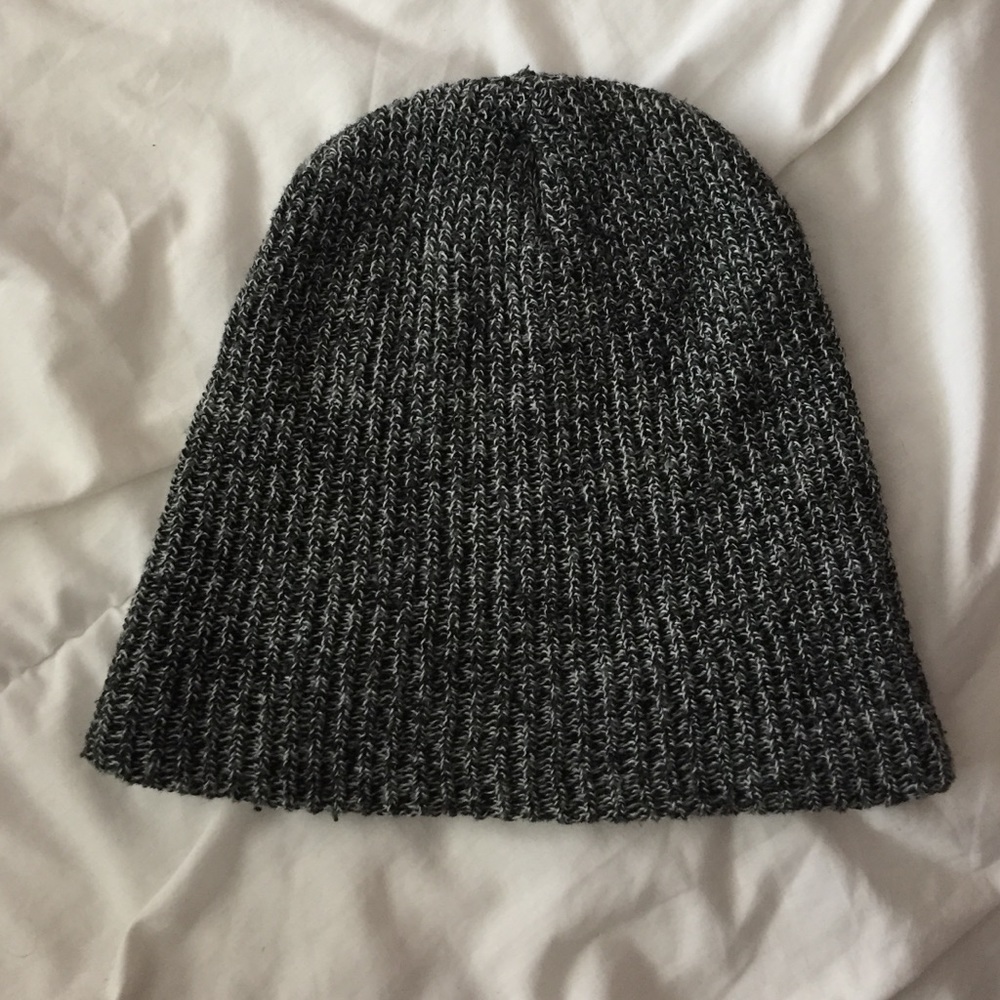 Black and White Heathered Beanie (Gray)