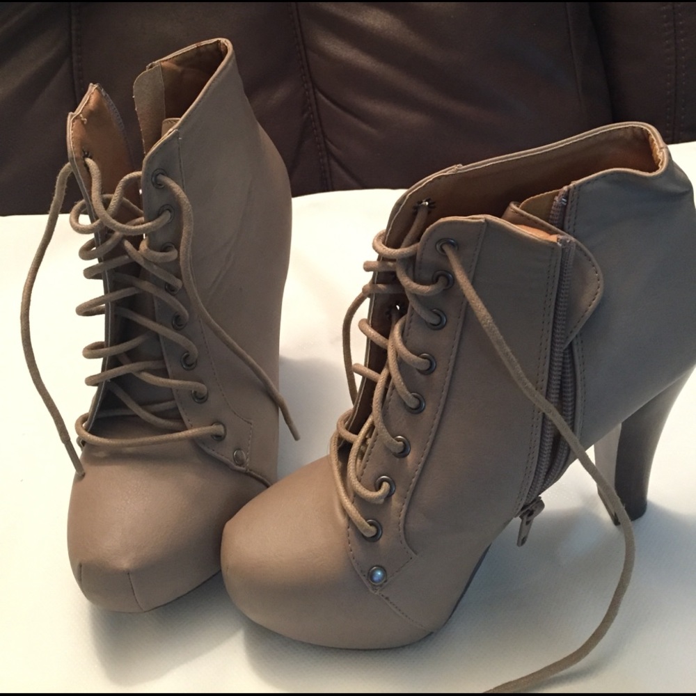 Qupid women lace up bootie size 6