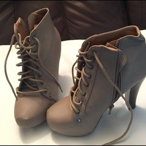 Qupid women lace up bootie size 6