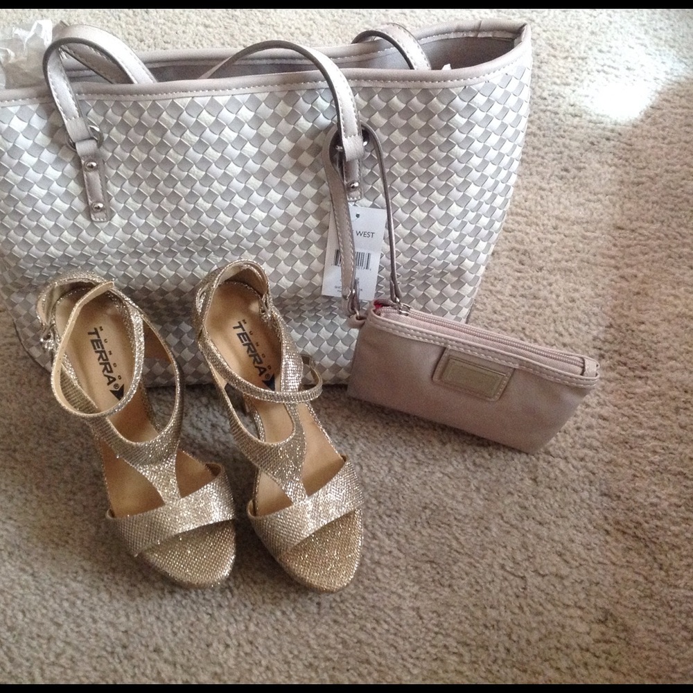 Biutufful gold heels shoes.