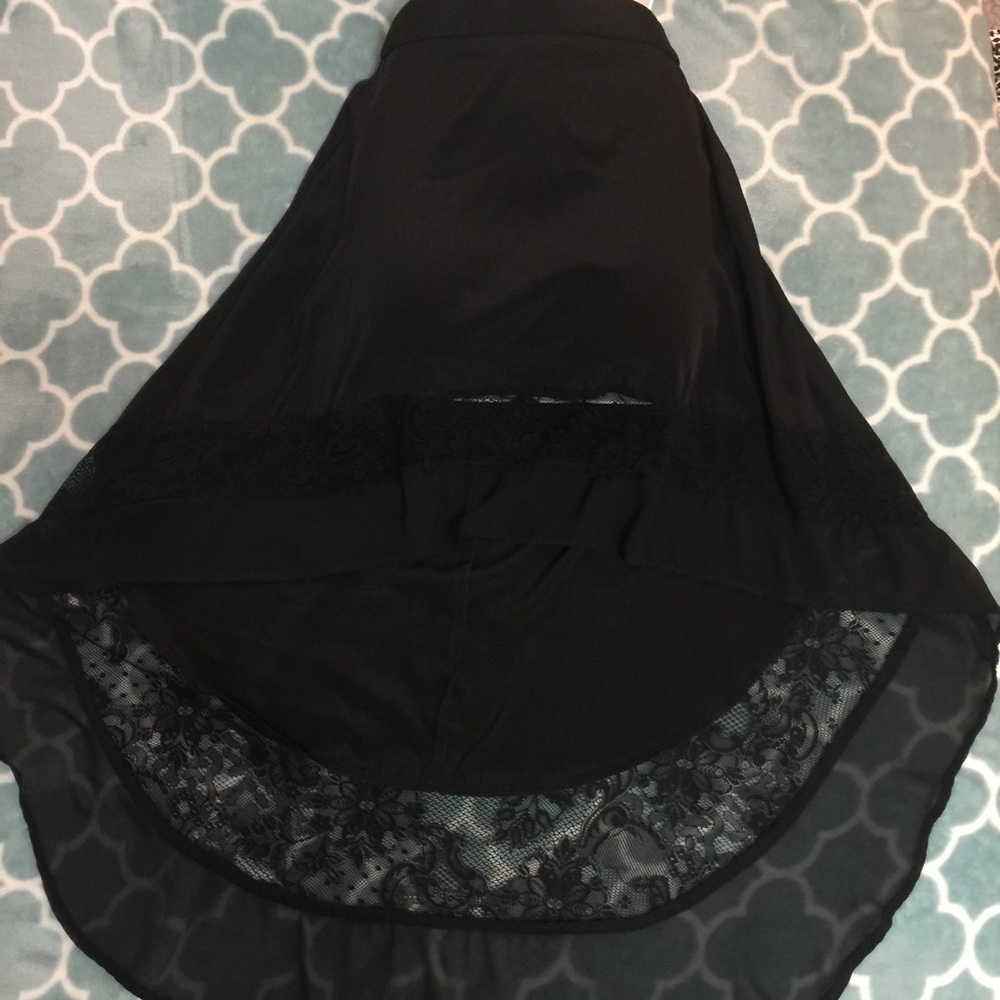 10⚓️18 Size Medium Black Hi Lo Skirt with Lace