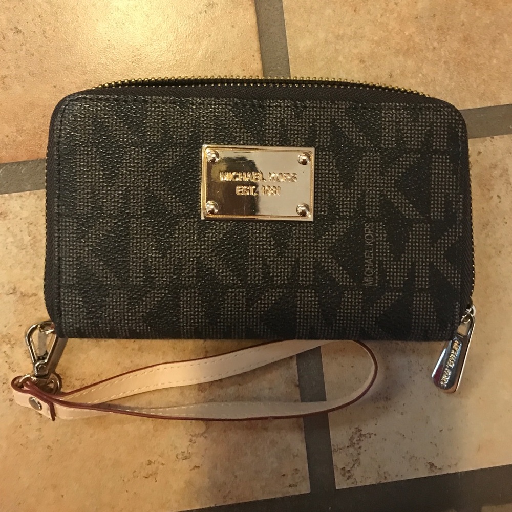 Michael Kors wristlet 😍