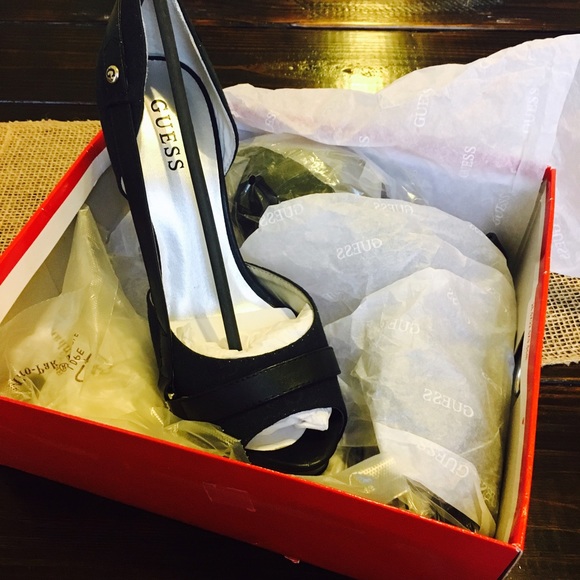 BRAND NEW Guess High Heels - Picture 8 of 8