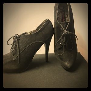 🚨SALE🚨DollHouse Size 7 Black Suede Pumps