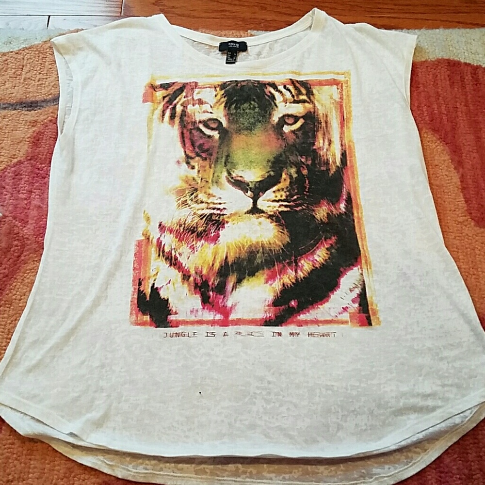 Cream colored short sleeve shirt