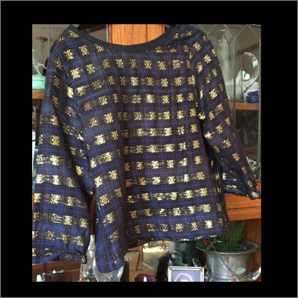 Beautiful top dress up or dress down