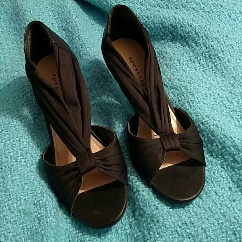 Apostrophe black fabric heels