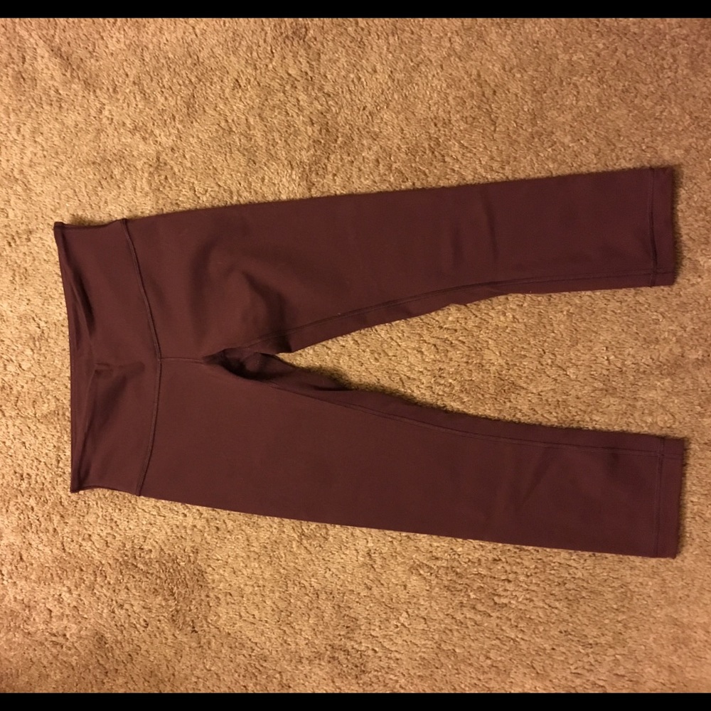 Lululemon bordeaux drama wunder under crops size 6