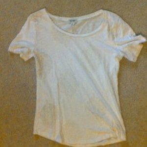 White tshirt woth gold pattern