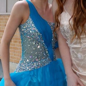 Beautiful blue prom dress! 😃