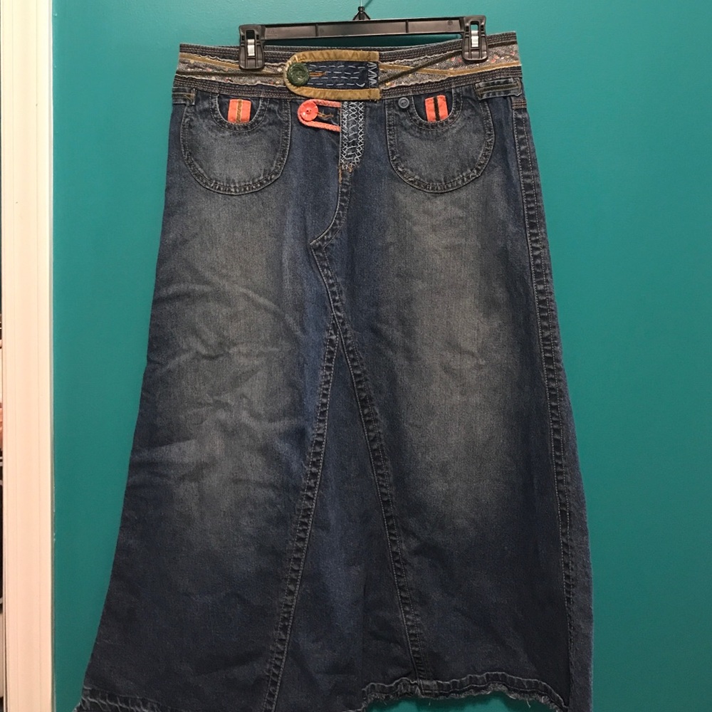 An ADORABLE boutique style jean skirt!❤️