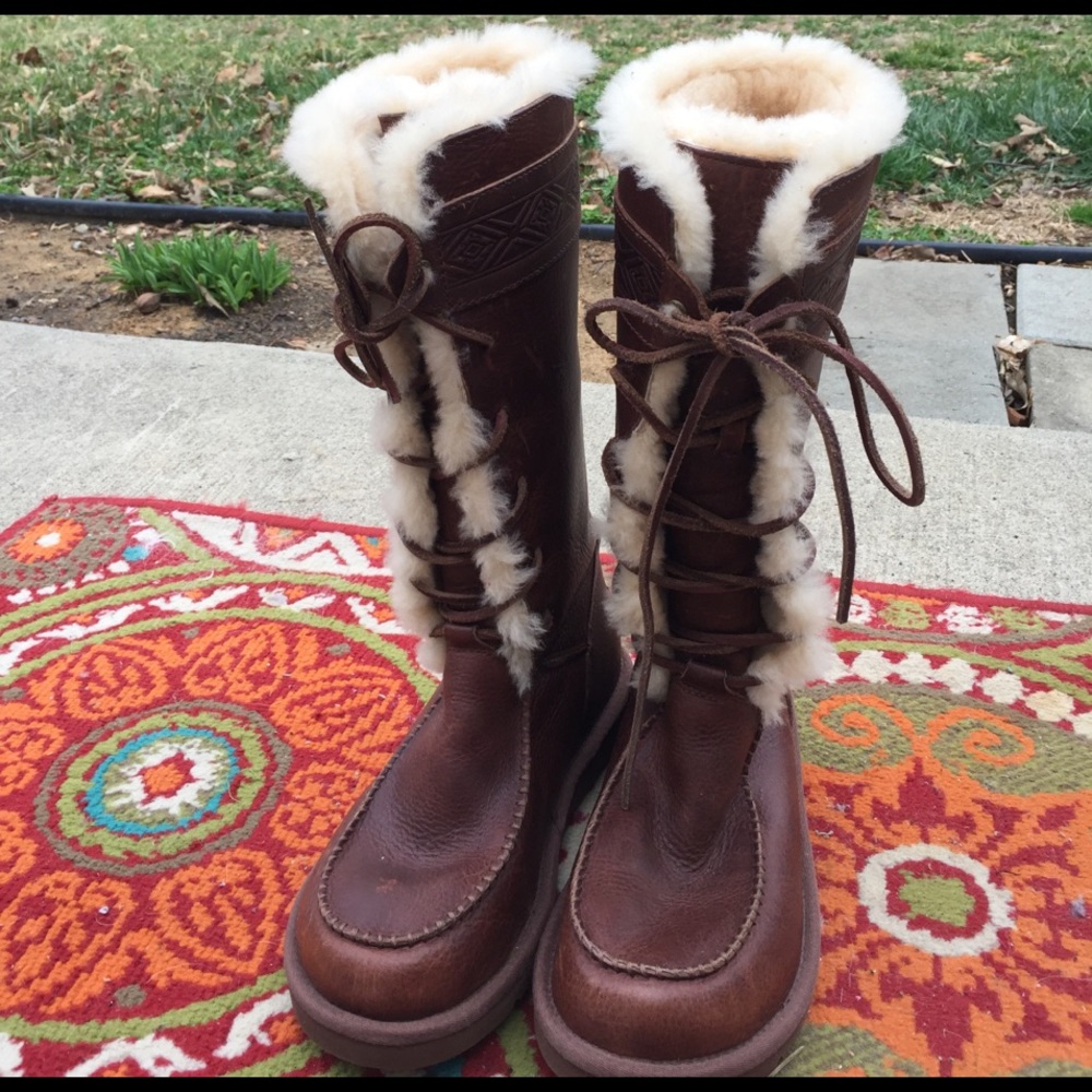 NWOT UGG leather lace up boot Sz 8.