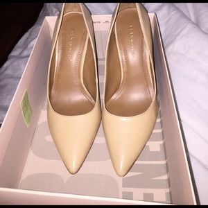 Natural/ Nude leather pointed toe heal.