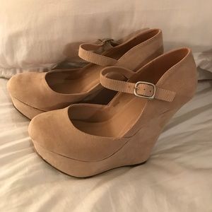 ✨NWOT✨ Nude Faux Suede Wedges