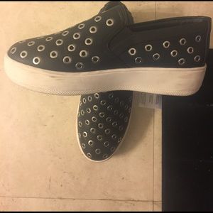 Steve Madden slip ons 🎀