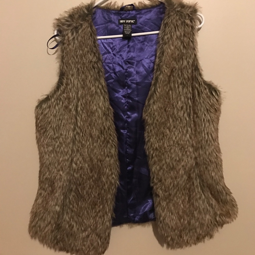 CLOSET CLEAR OUT SALE 🚺Furry vest