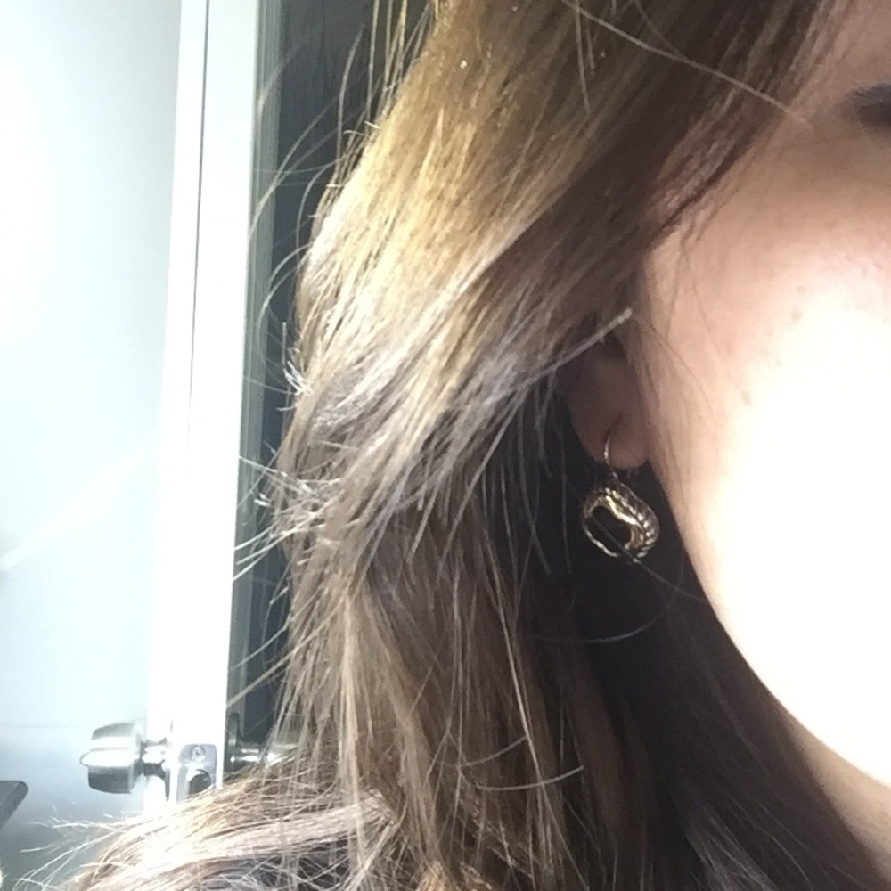 Rhodium/18k Gold played drop earring - Picture 5 of 7