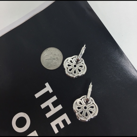 Rhodium/18k Gold played drop earring - Picture 4 of 7