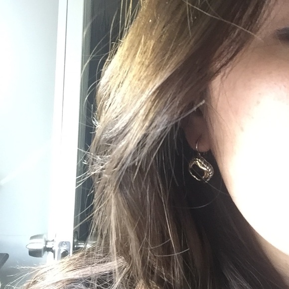 Rhodium/18k Gold played drop earring - Picture 5 of 7