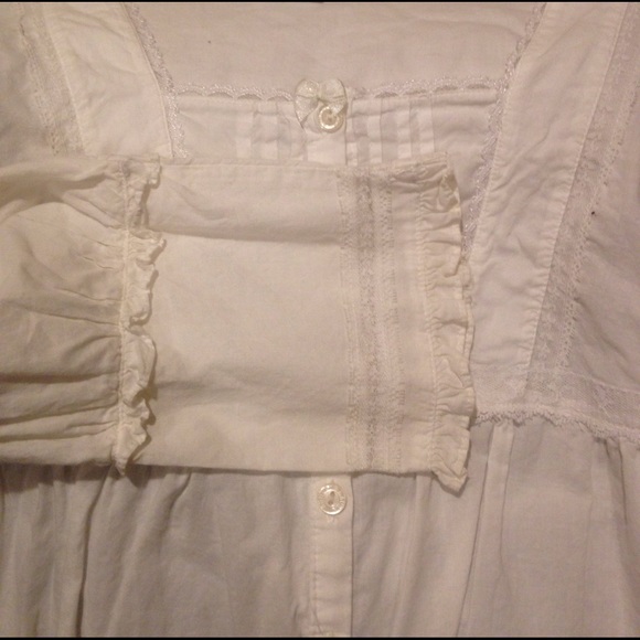 Vintage blouse.White,tie in back.Nice lace detail. - Picture 3 of 3