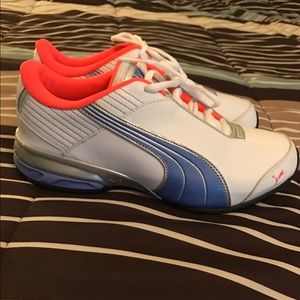 Women's Pumas tennis shoes.