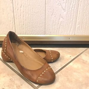 Classic • Tan flats with gold hardware studs