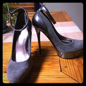 🎉Price drop🎉Suede and leather gray stilettos