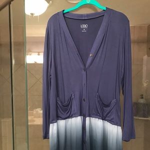 Cute logo top! Great layering piece. Ombré like