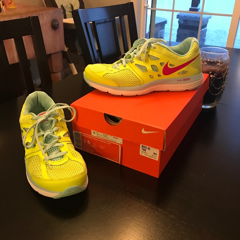 Nike Sz 9.5 Dual Fusion Lite Volt/Pink/Blue/White