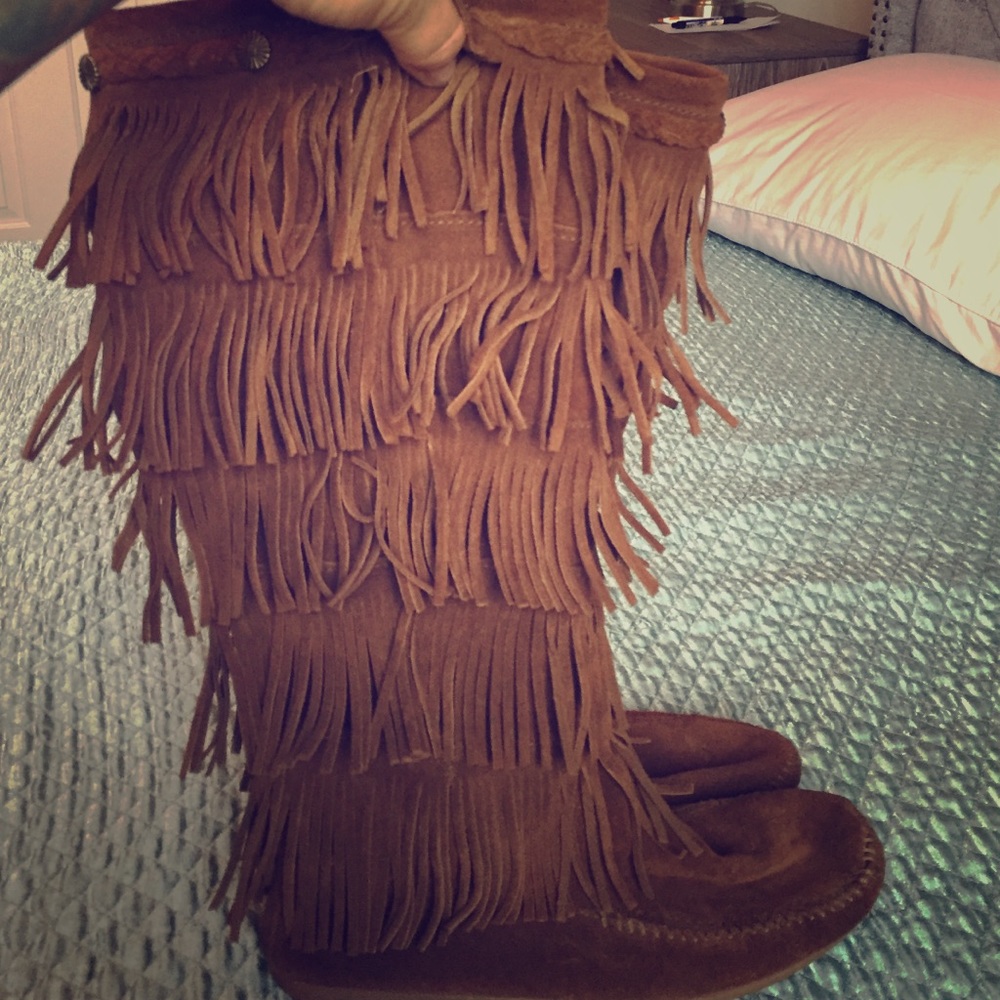 MINNETONKA KNEE HIGH FRINGE BOOTS