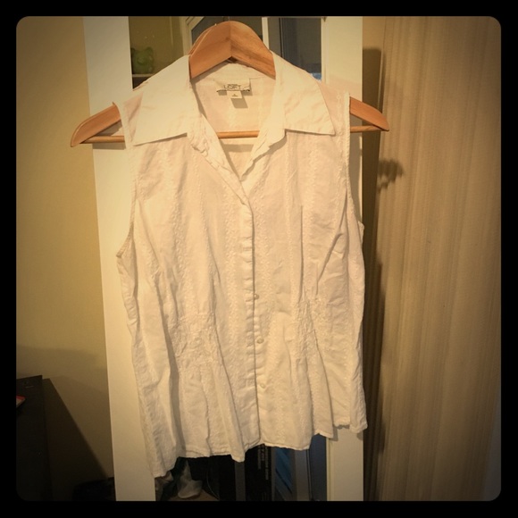 Embroidered sleeveless button up! - Picture 1 of 4